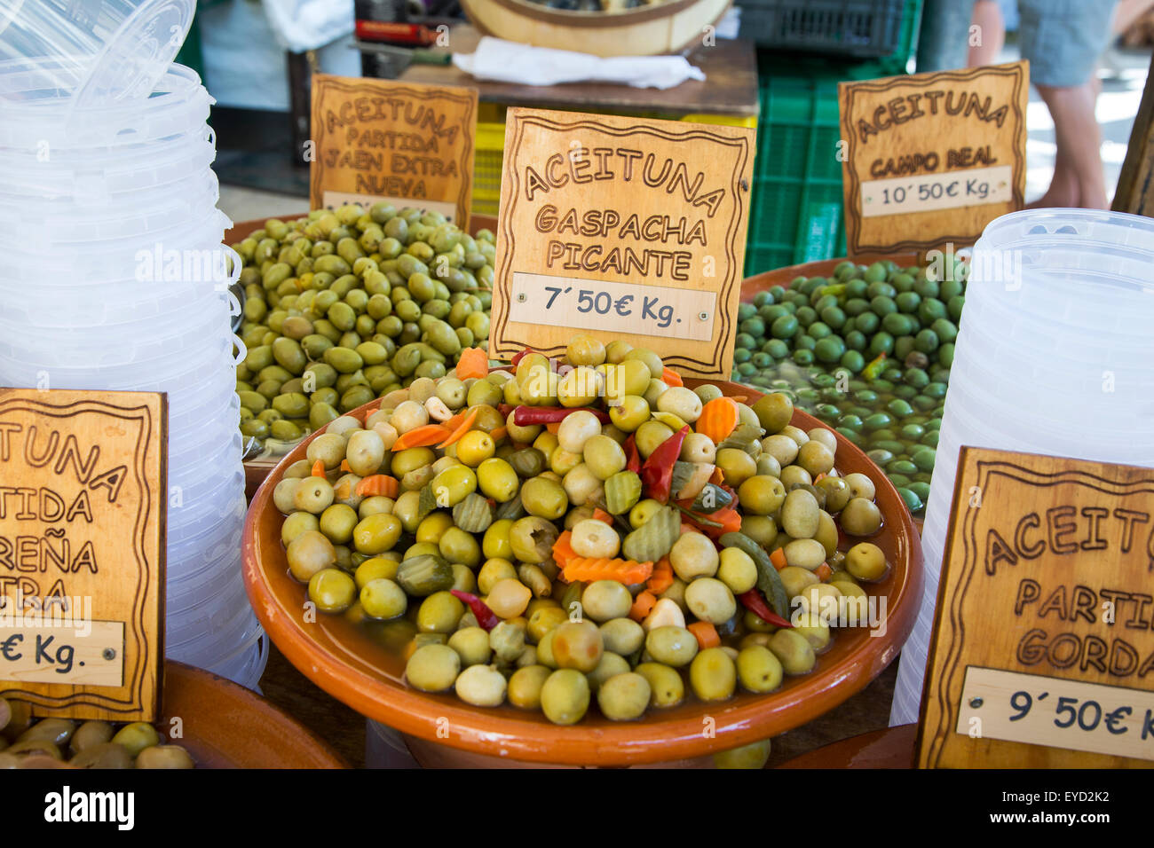 Le olive in vendita alla Città Vecchia Pollensa mercato dell'isola di Maiorca, SPAGNA Foto Stock