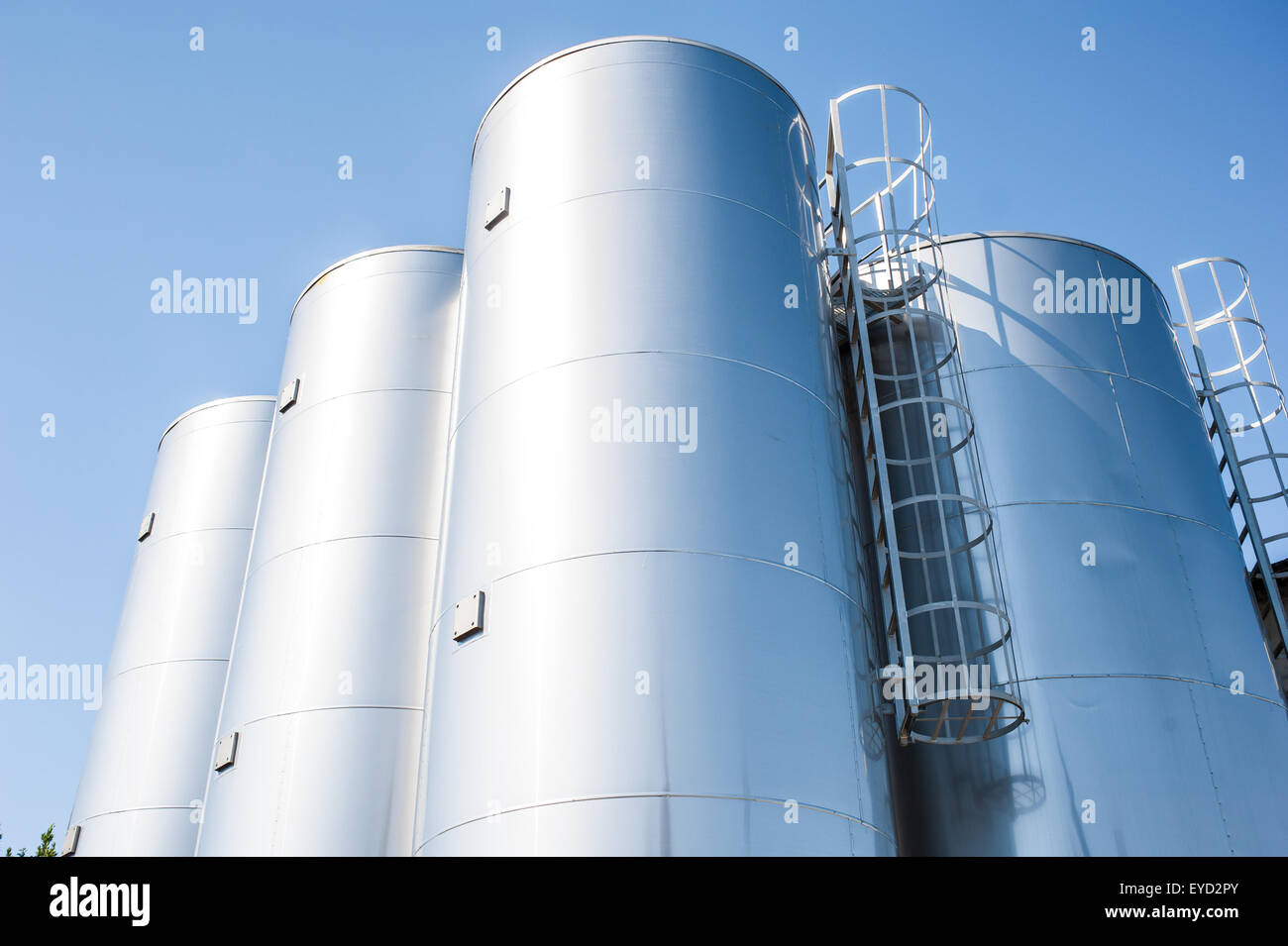 Silos industriali per la produzione chimica, da acciaio inossidabile Foto Stock