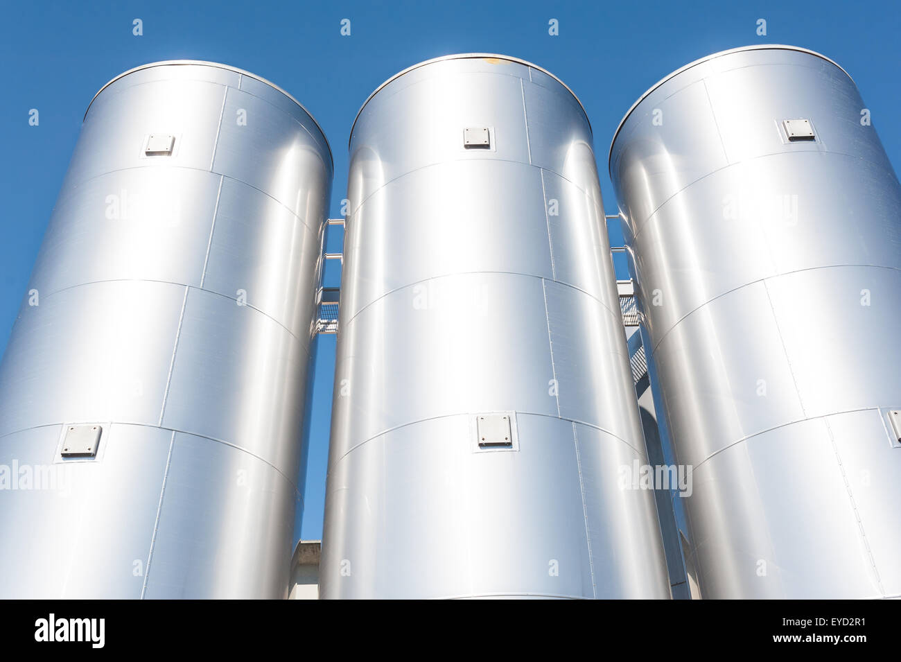 Silos industriali per la produzione chimica, da acciaio inossidabile Foto Stock