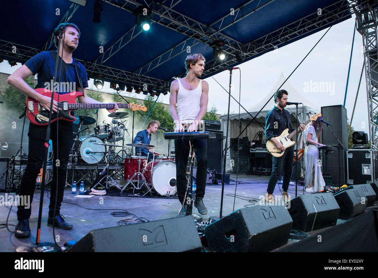 Milano Italia. Il 26 luglio 2015. Il belga/indie pop band BALTHAZAR si esibisce dal vivo a CarroPonte apertura della mostra di dEUS Credito: Rodolfo Sassano/Alamy Live News Foto Stock