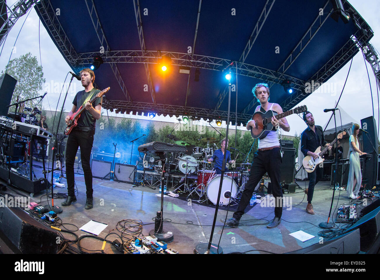 Milano Italia. Il 26 luglio 2015. Il belga/indie pop band BALTHAZAR si esibisce dal vivo a CarroPonte apertura della mostra di dEUS Credito: Rodolfo Sassano/Alamy Live News Foto Stock