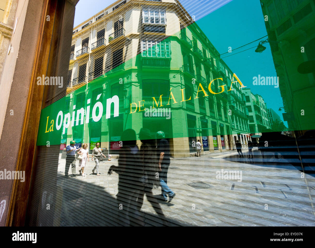 Un riflesso nella finestra di La Opinión de Málaga, il giornale locale per Malaga, Spagna. Foto Stock