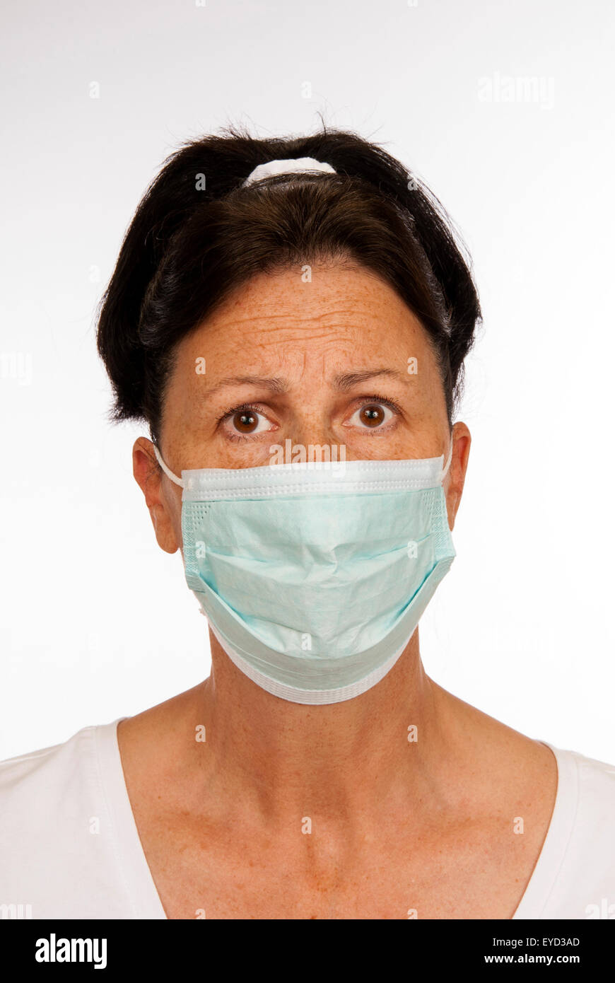 Donna che guarda preoccupato per la cattura di una malattia contagiosa e indossa una maschera di medici. Foto Stock