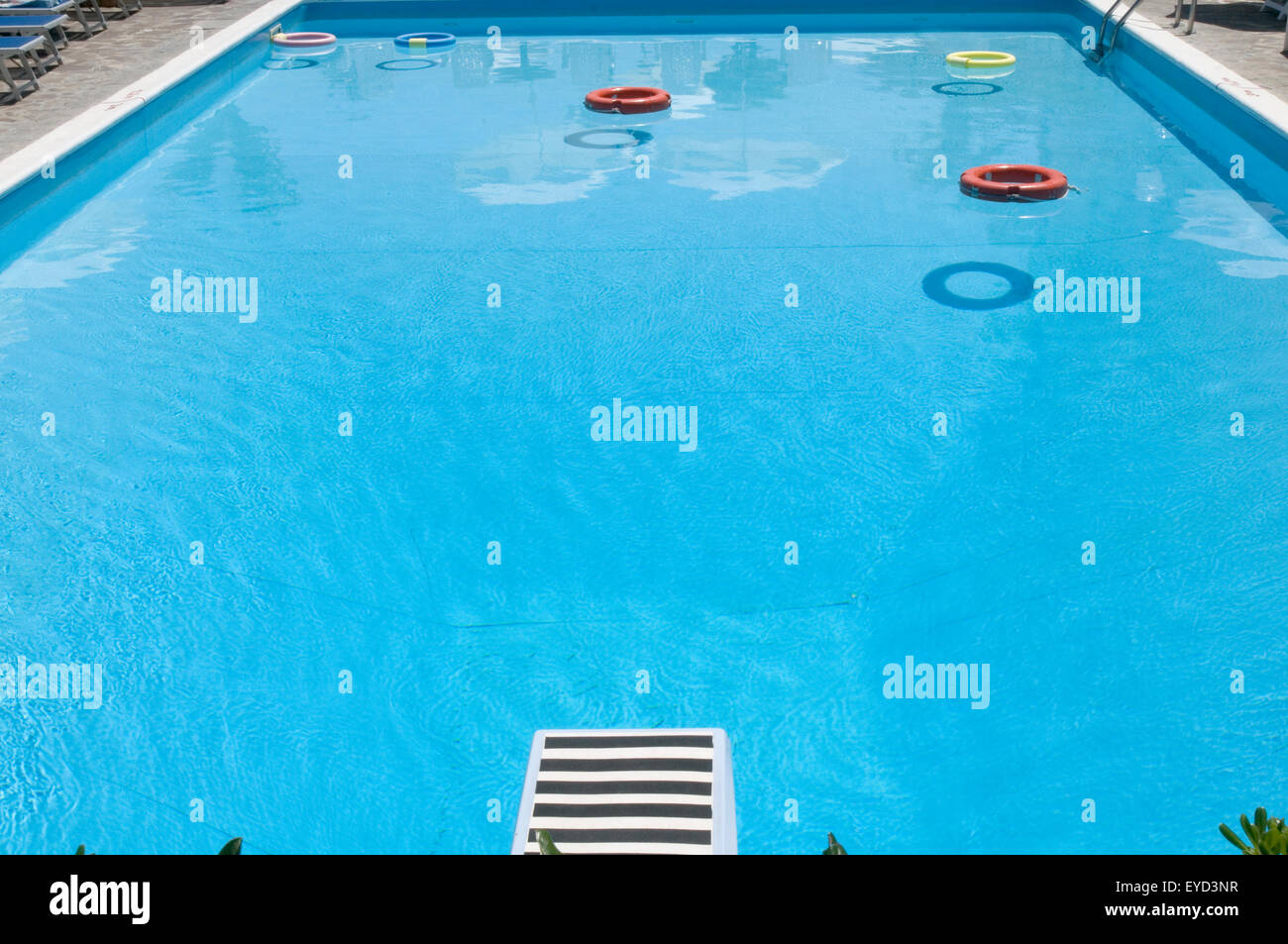Piscine piscina pulizia detergente per pulizia piscina blu chiaro idropulitrici azienda azienda rinfrescante tuffo hotel strutture Foto Stock