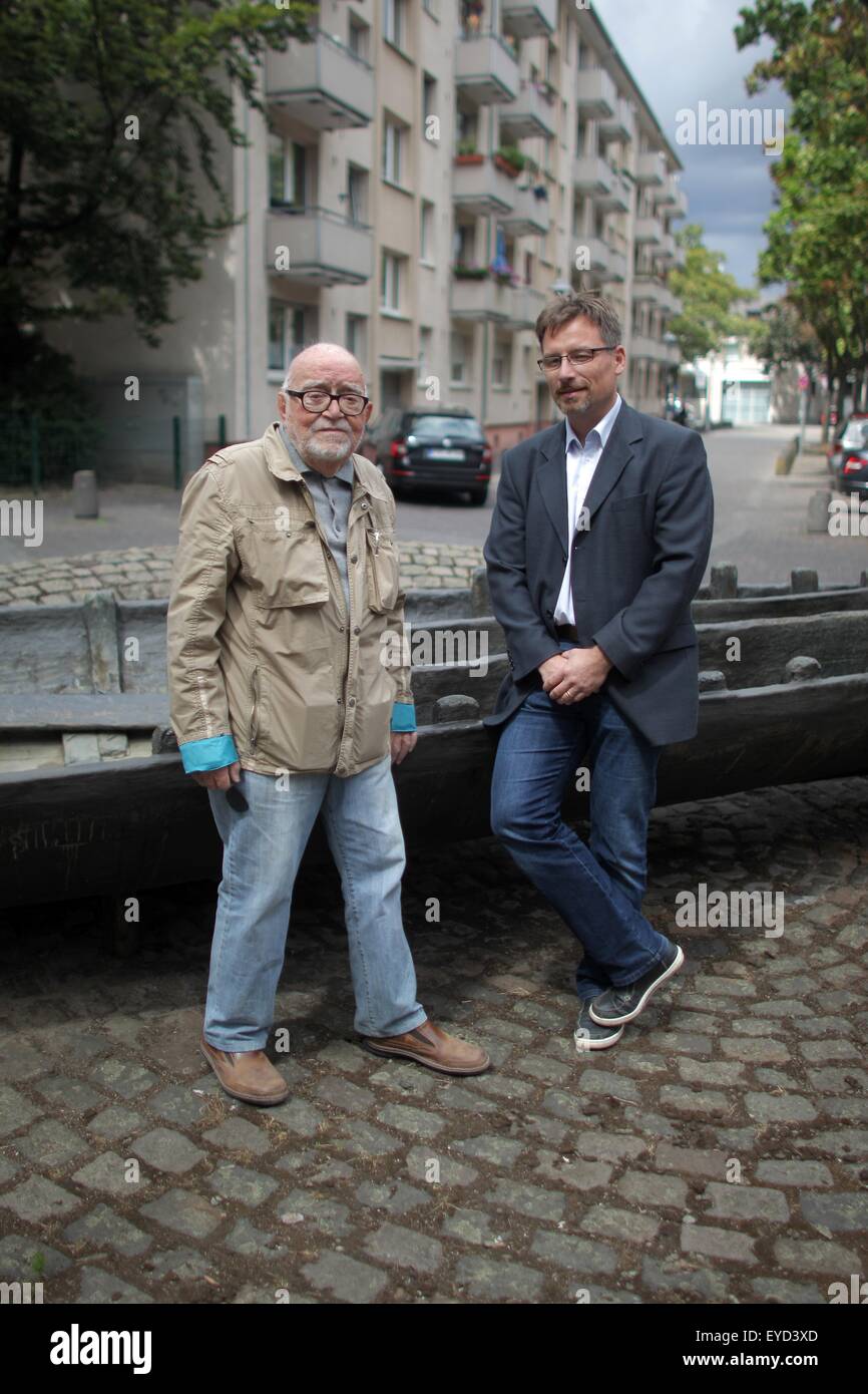 Mainz, Germania. 27 Luglio, 2015. Reinhold Petermann (L), artista e ex artista ed ex conservatore del Mainz Roman-Germanic Museo Centrale (RGZM), parla con il suo ex studente e conservatore Thomas Fluegen come stanno accanto alla scultura "Replica di una nave romana' in Mainz, Germania, 27 luglio 2015. Il 33-anno-vecchio replica in bronzo originariamente basato su reperti archeologici scoperti nel Hilton edificio pit nel 1982 ora è stato rivisto da uno di Petermann degli studenti. Foto: Fredrik von Erichsen/dpa/Alamy Live News Foto Stock