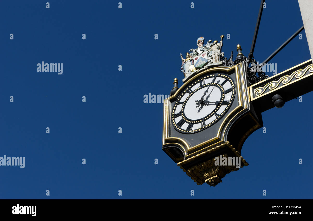 Orologio sul Royal Exchange, City of London, Regno Unito contro un cielo blu Foto Stock