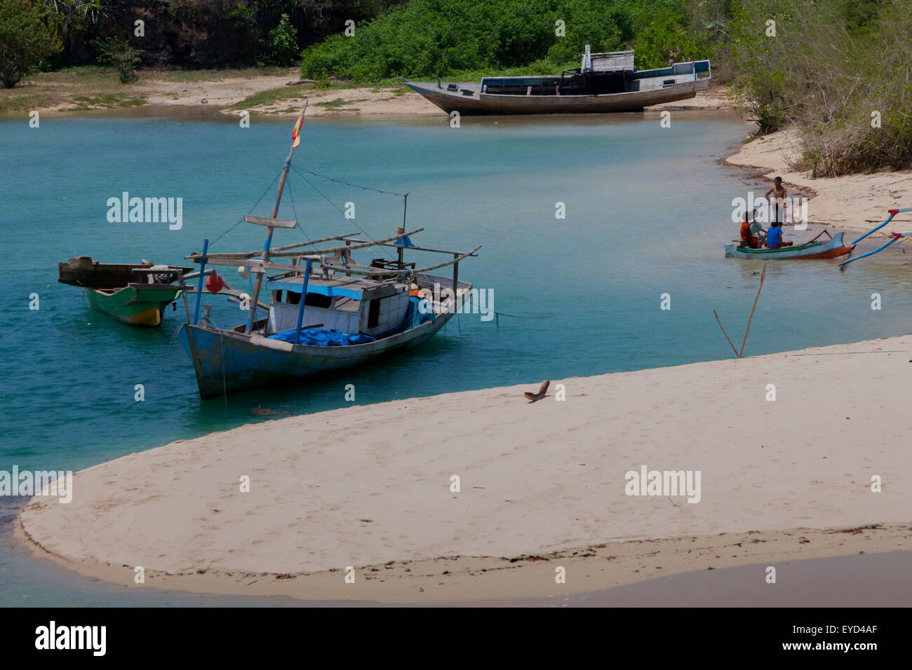 Una spiaggia sabbiosa e barche da pesca su un mare simile a una laguna nella spiaggia di pescatori di Pero in Pero Batang villlage, Kodi, Southwest Sumba, Indonesia. Foto Stock