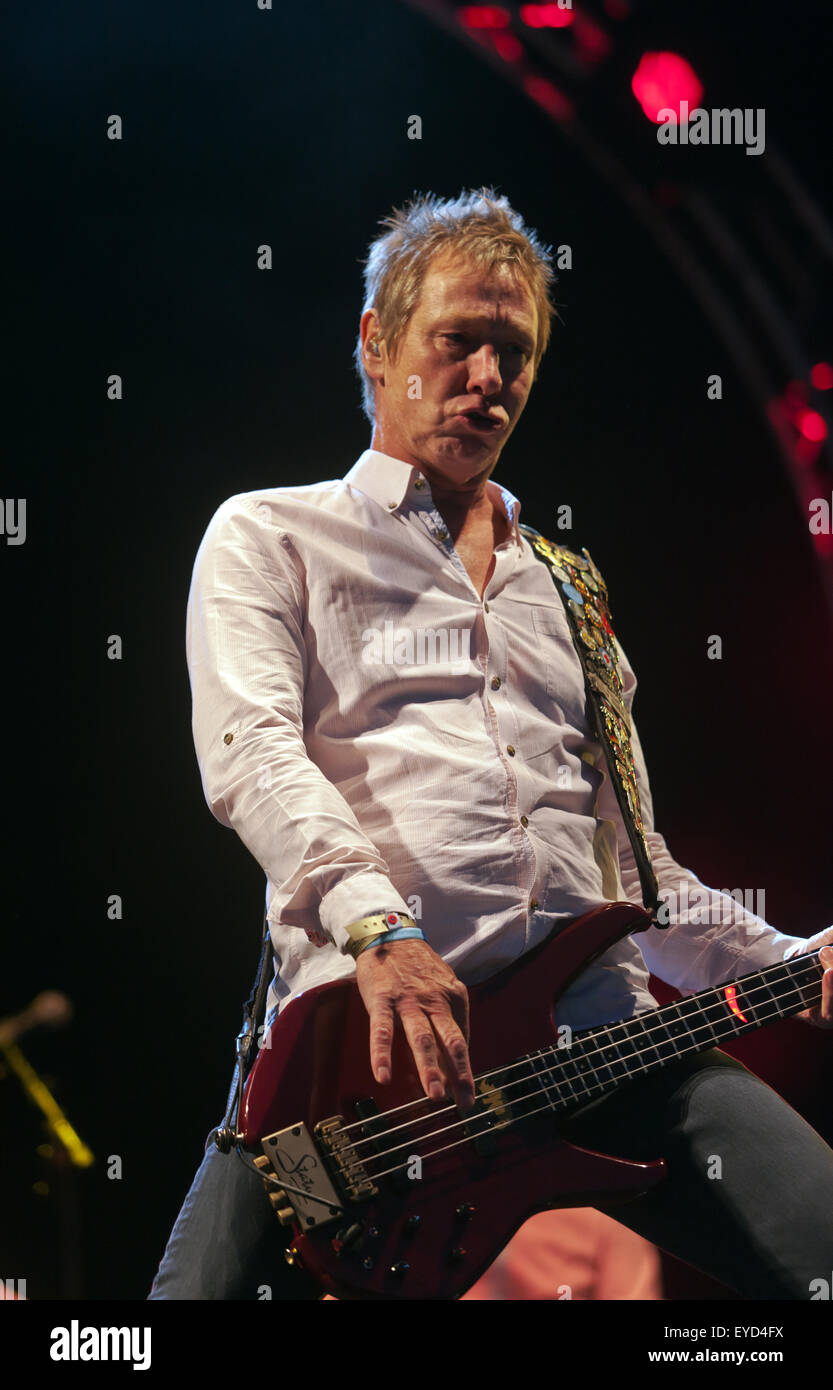 John 'Rhino' Edwards, bassista con lo status quo, intrattiene una capacità corona a Silverstone Classic 2015. Foto Stock
