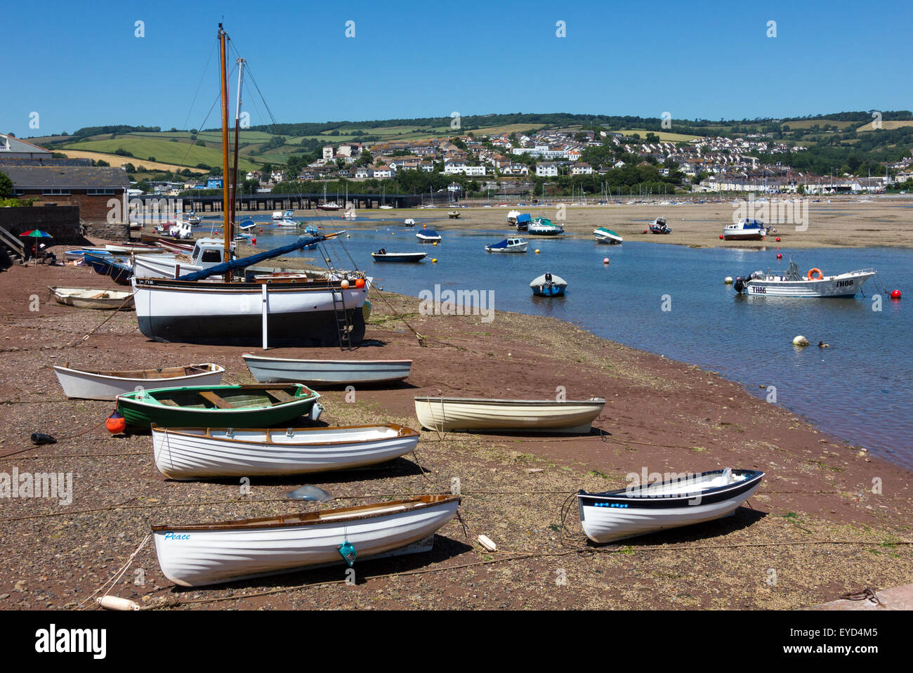 Vista estiva di Shaldon Beach, barche, La Teign estuario, Teignmouth e Shaldon Bridge con la bassa marea. Foto Stock