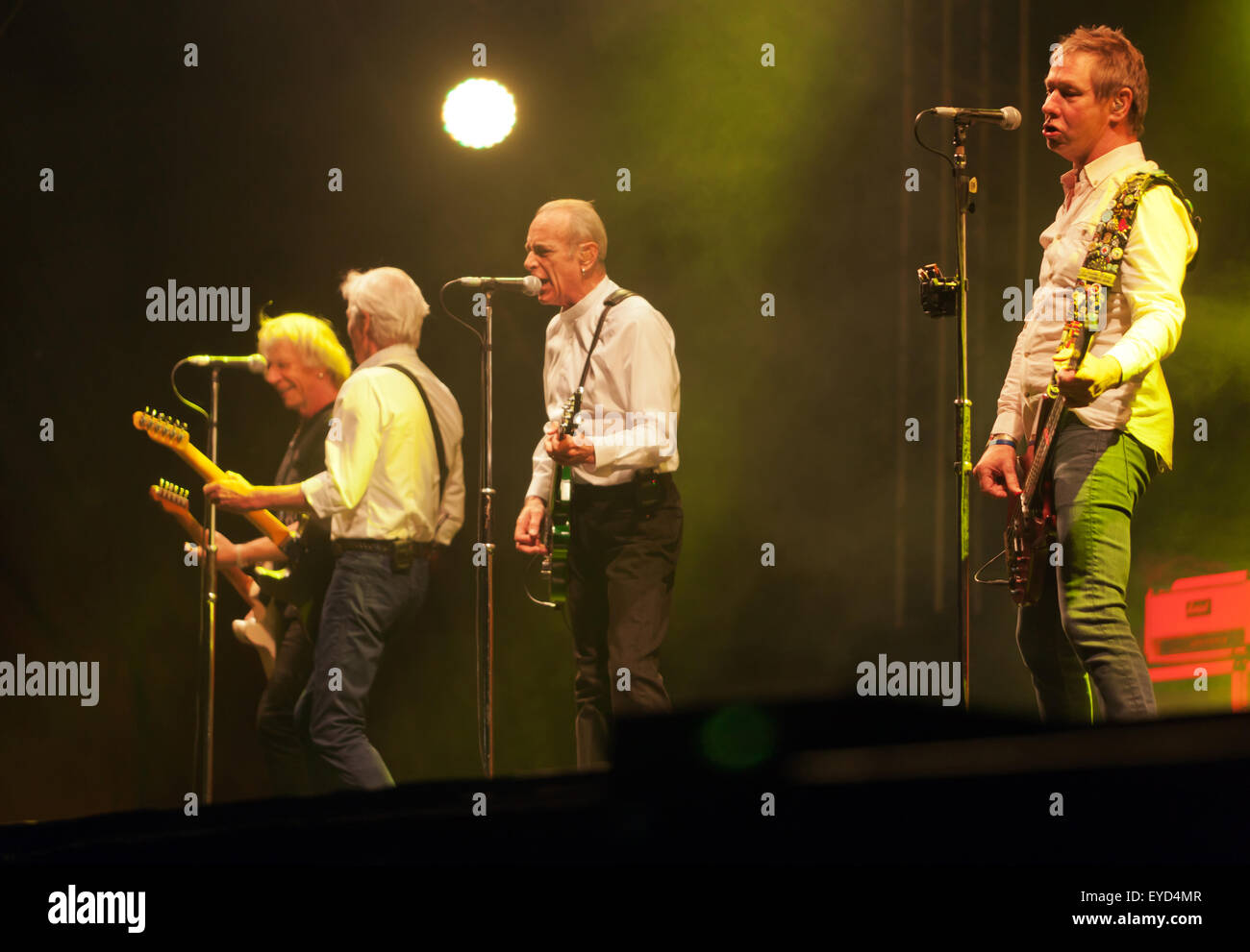 Status Quo intrattenere una folla di capacità sulla notte di sabato, al concerto arena durante il classico di Silverstone 2015. Foto Stock