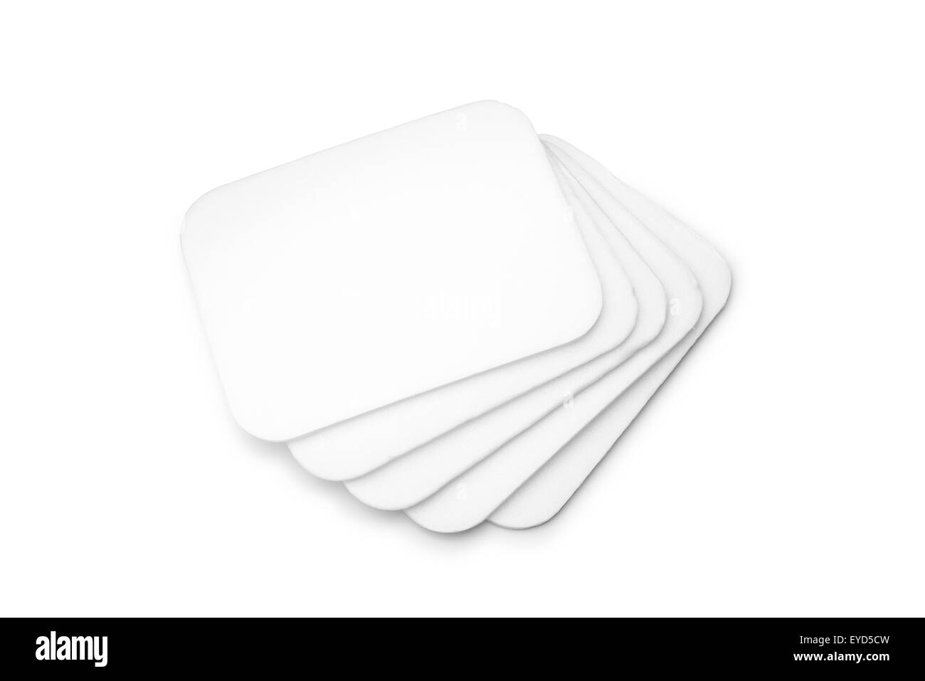 Pila di piatto bianco vassoi foam isolati su sfondo bianco Foto Stock
