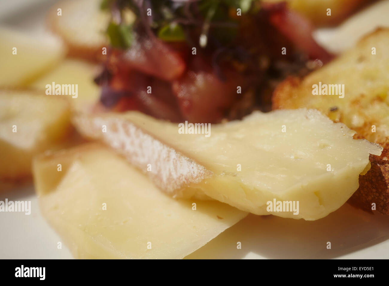 Il formaggio locale piastra come serviti presso il ristorante sul lungomare in Lancaster, PA Foto Stock