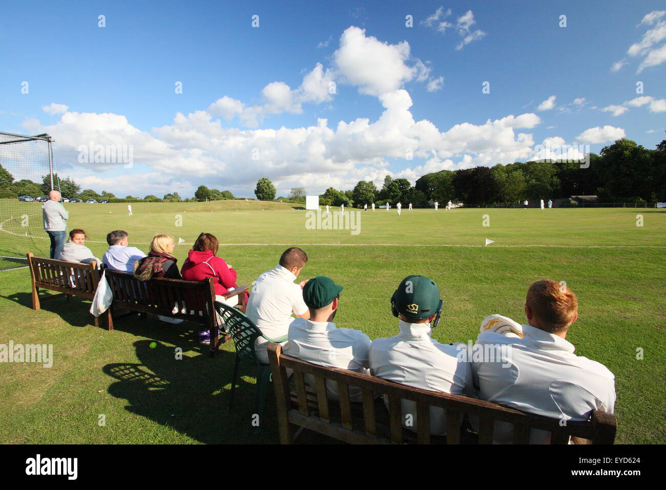Il Cricketers guarda theri compagni di squadra competere in una partita in un villaggio dello Yorkshire vicino a Rotherham, England Regno Unito Foto Stock