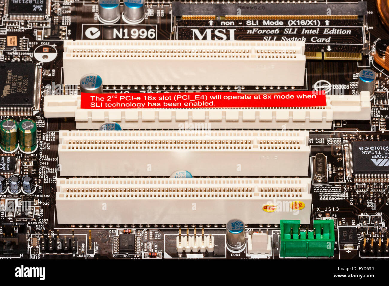 MSI home intel scheda madre del computer. White PCI Slot scheda di espansione e le schede grafiche. Close up. Foto Stock