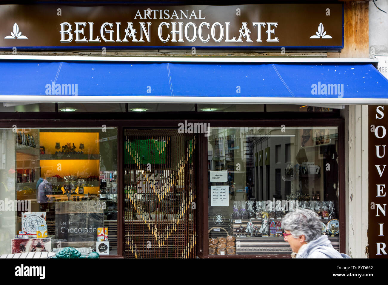 Cioccolatieri Artigianale Cioccolato Belga negozio di vendita varietà di praline e dolciumi Foto Stock
