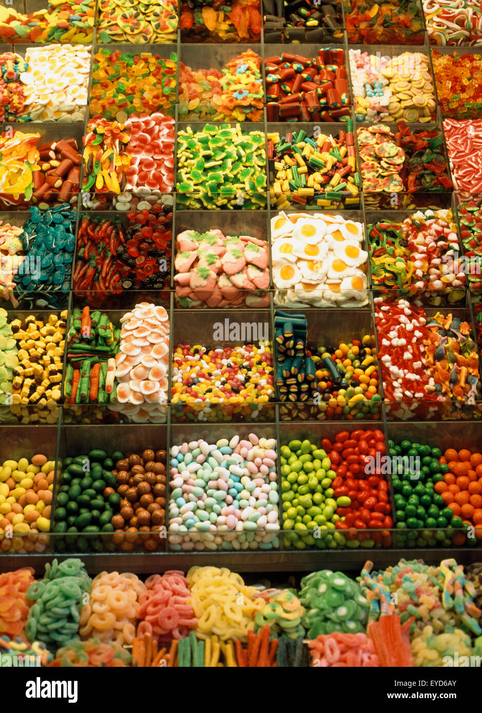 Varietà di Candy sul display in cassonetti Foto Stock