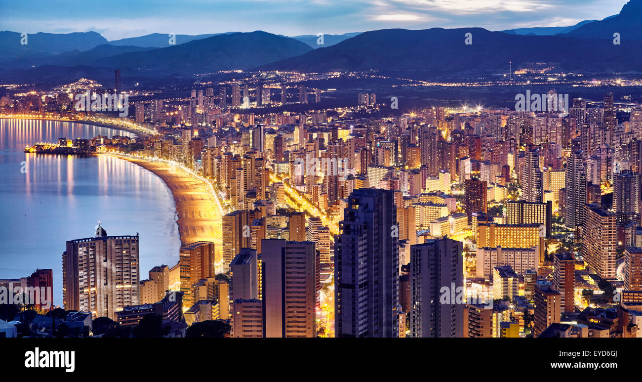 Vista aerea della spiaggia a est e la skyline di notte. Benidorm. Alicante. Comunità di Valencia. Spagna Foto Stock
