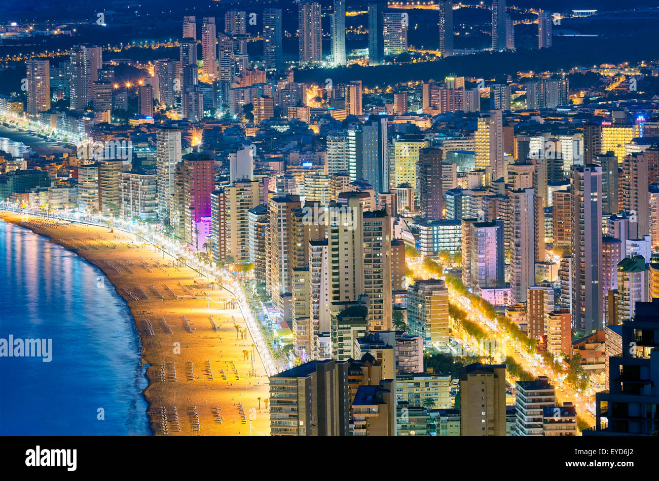 Vista aerea della spiaggia a est e la skyline di notte. Benidorm. Alicante. Comunità di Valencia. Spagna Foto Stock