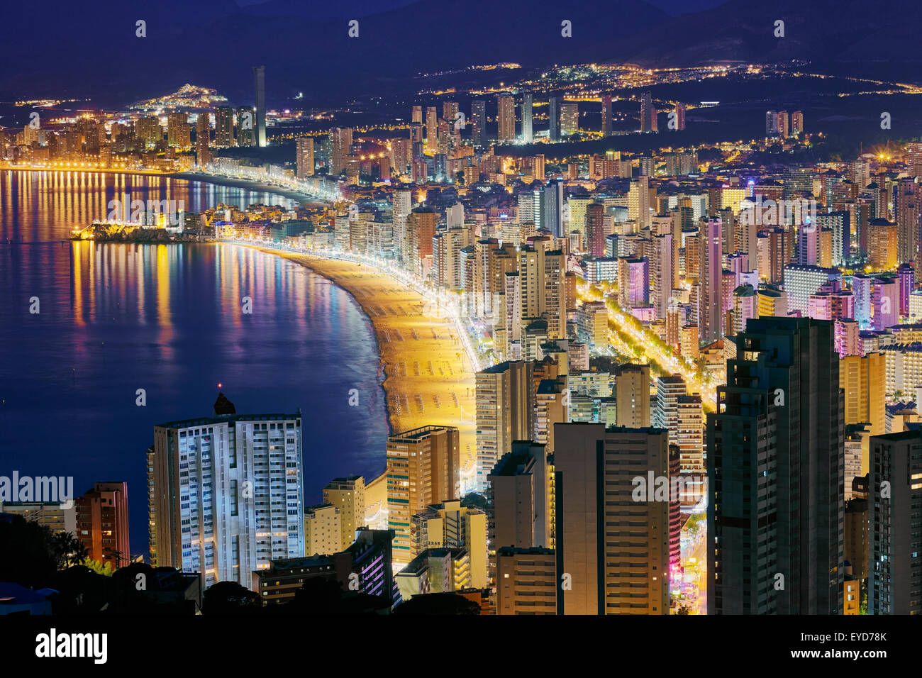 Vista aerea della spiaggia a est e la skyline di notte. Benidorm. Alicante. Comunità di Valencia. Spagna Foto Stock