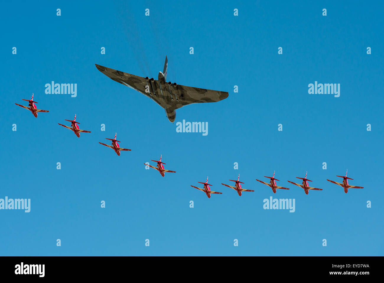 Avro Vulcan xh558 formiati con le frecce rosse a Air Tattoo 2015 durante la sua ultima stagione di volo. Foto Stock