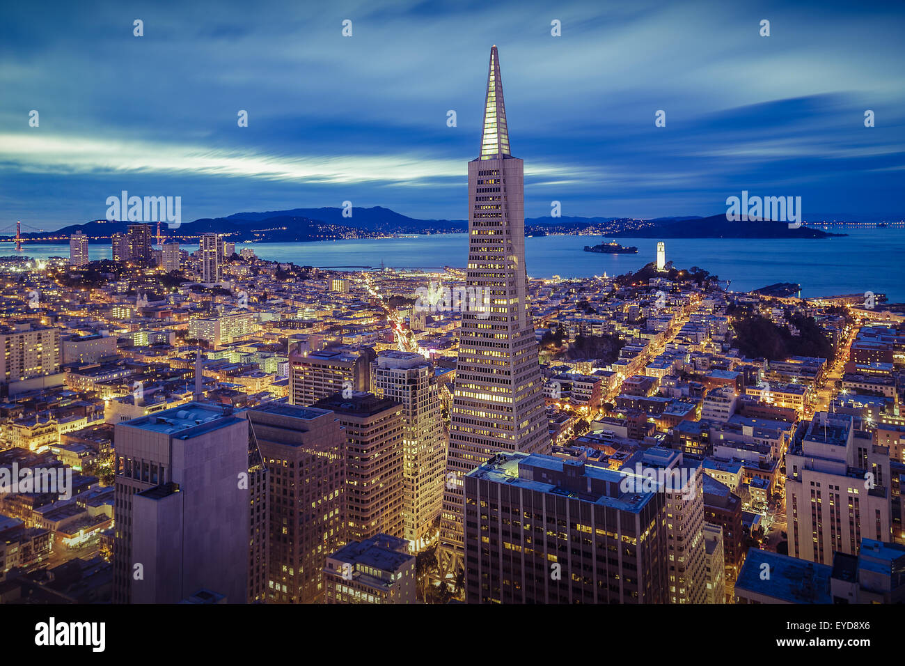 Vista aerea della skyline di San Francisco di Notte, CALIFORNIA, STATI UNITI D'AMERICA Foto Stock