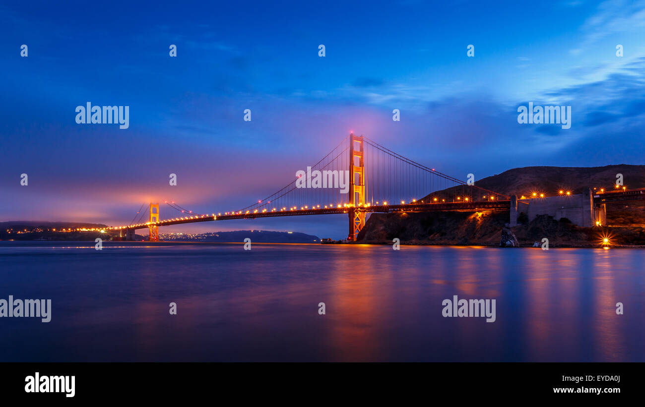 San Francisco Golden Gate Bridge illuminata di notte in California, Stati Uniti d'America Foto Stock