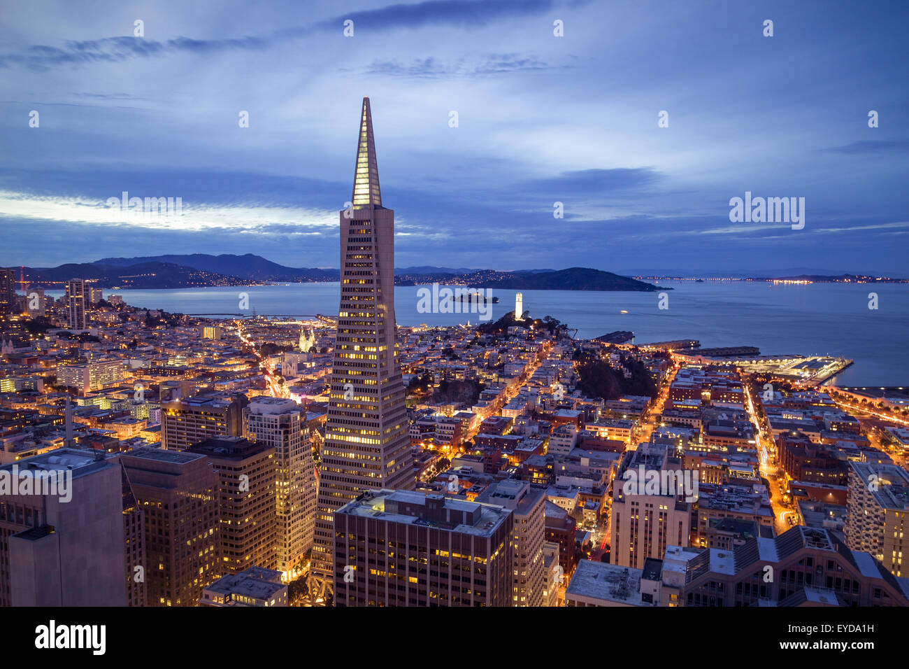 Vista aerea di San Francisco cityscape durante la notte con le luci della città Foto Stock