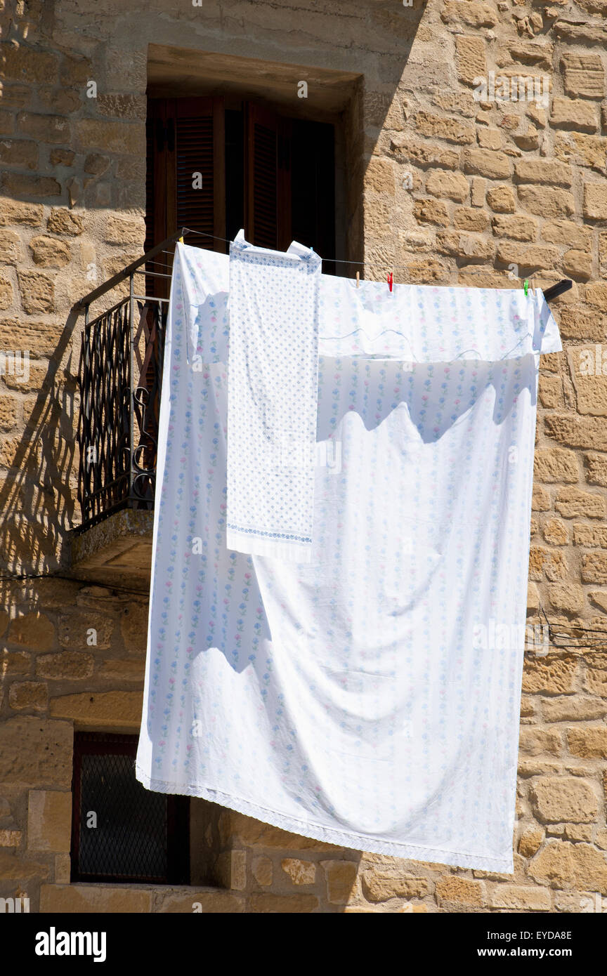 Vestiti di essiccazione al sole in Laguardia, Paesi Baschi Foto Stock