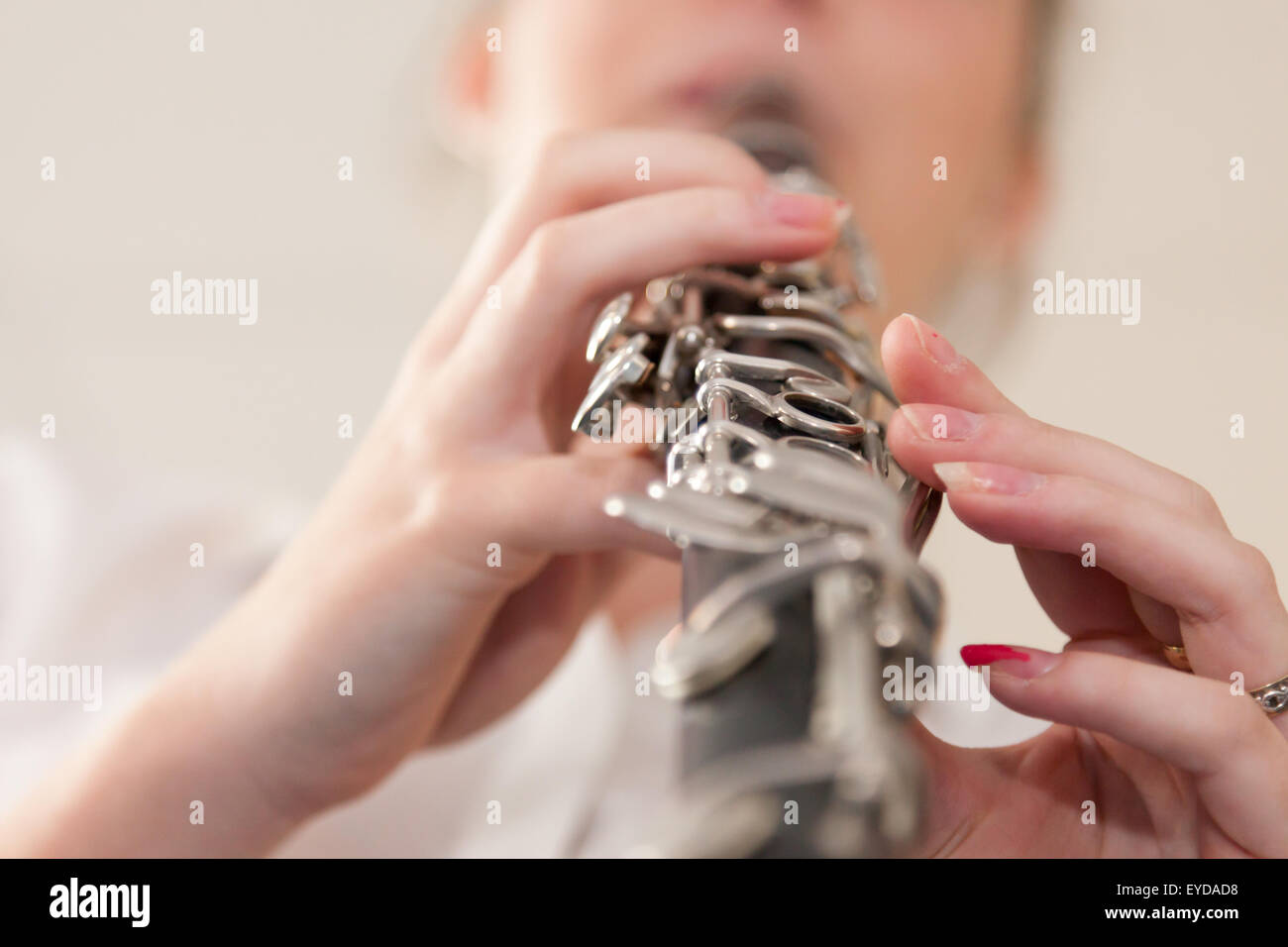 Ragazza che gioca un clarinetto - close up e focalizzata sulle dita. Foto Stock