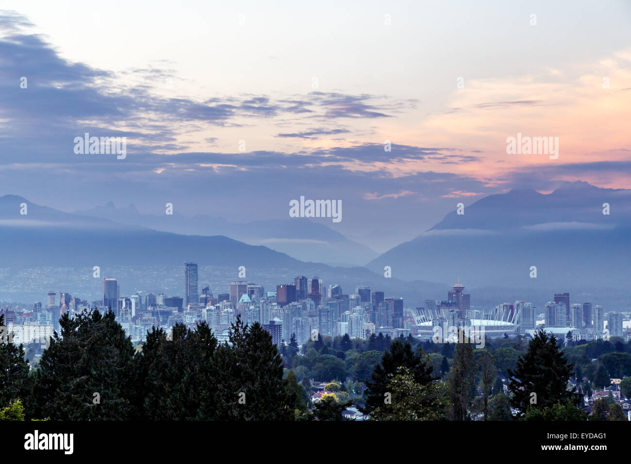 Lo skyline di Vancouver al tramonto visto dal Queen Elizabeth Park, British Columbia, Canada Foto Stock