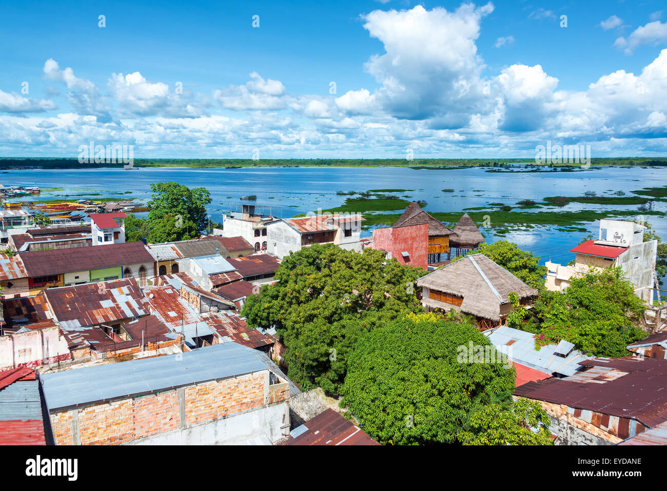 Paesaggio urbano in vista di Iquitos, Perù con il fiume Itaya in background nel mezzo della foresta pluviale amazzonica Foto Stock
