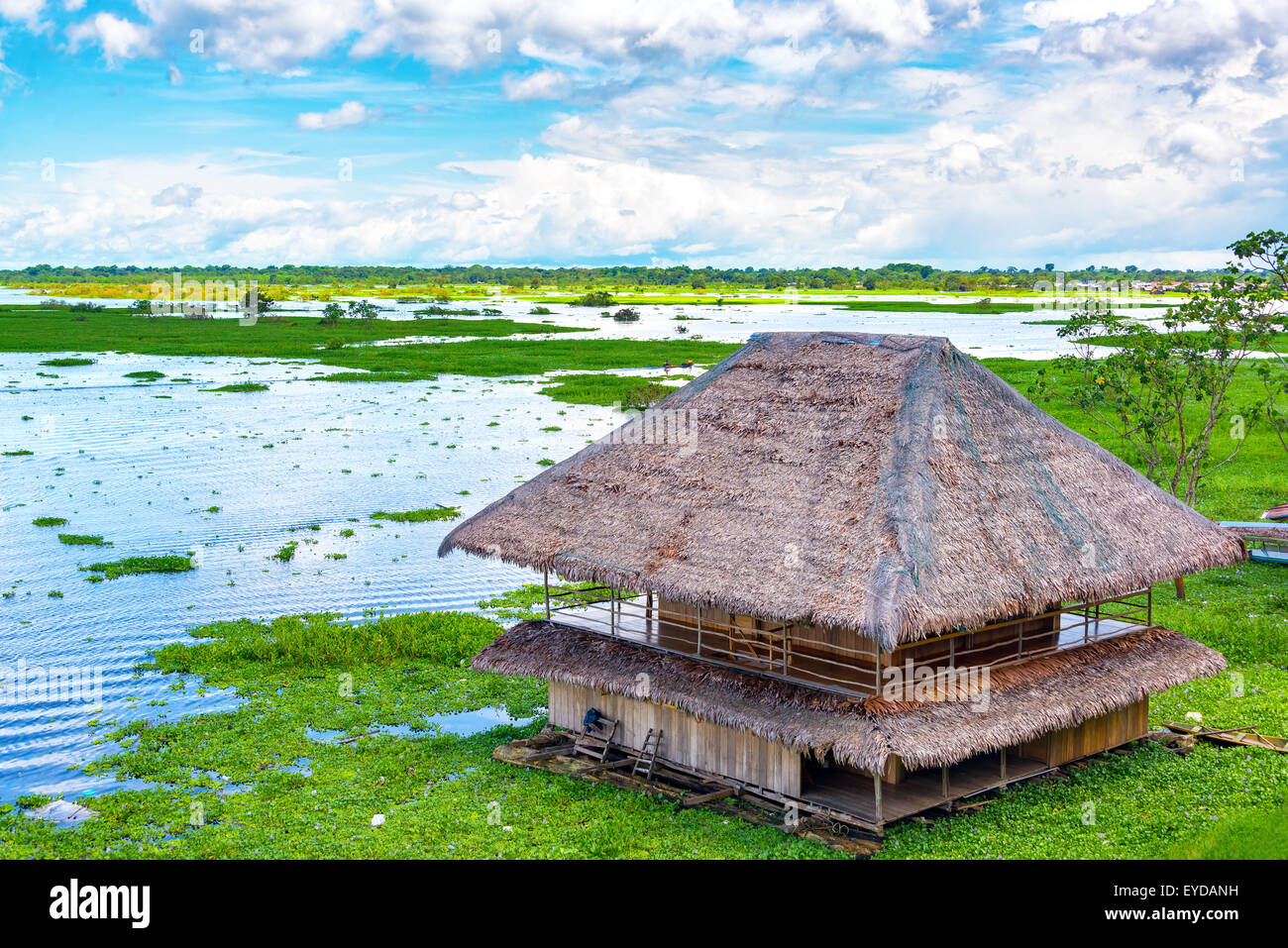 Shack galleggiante su un fiume a Iquitos, Perù Foto Stock