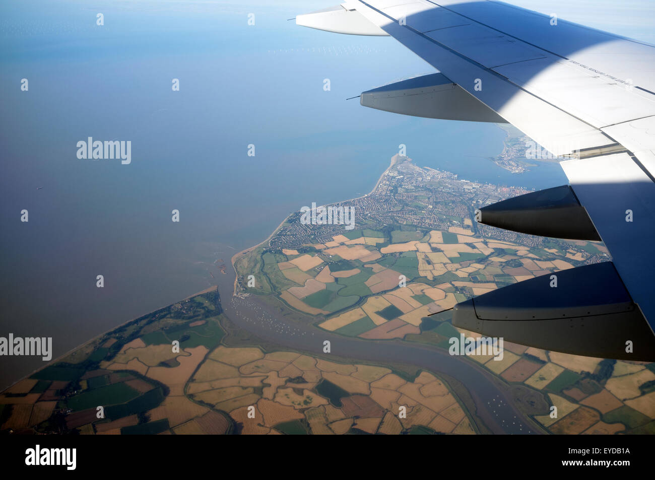 Volando sopra il fiume Deben nel Suffolk in poi all'aeroporto di Stansted Foto Stock