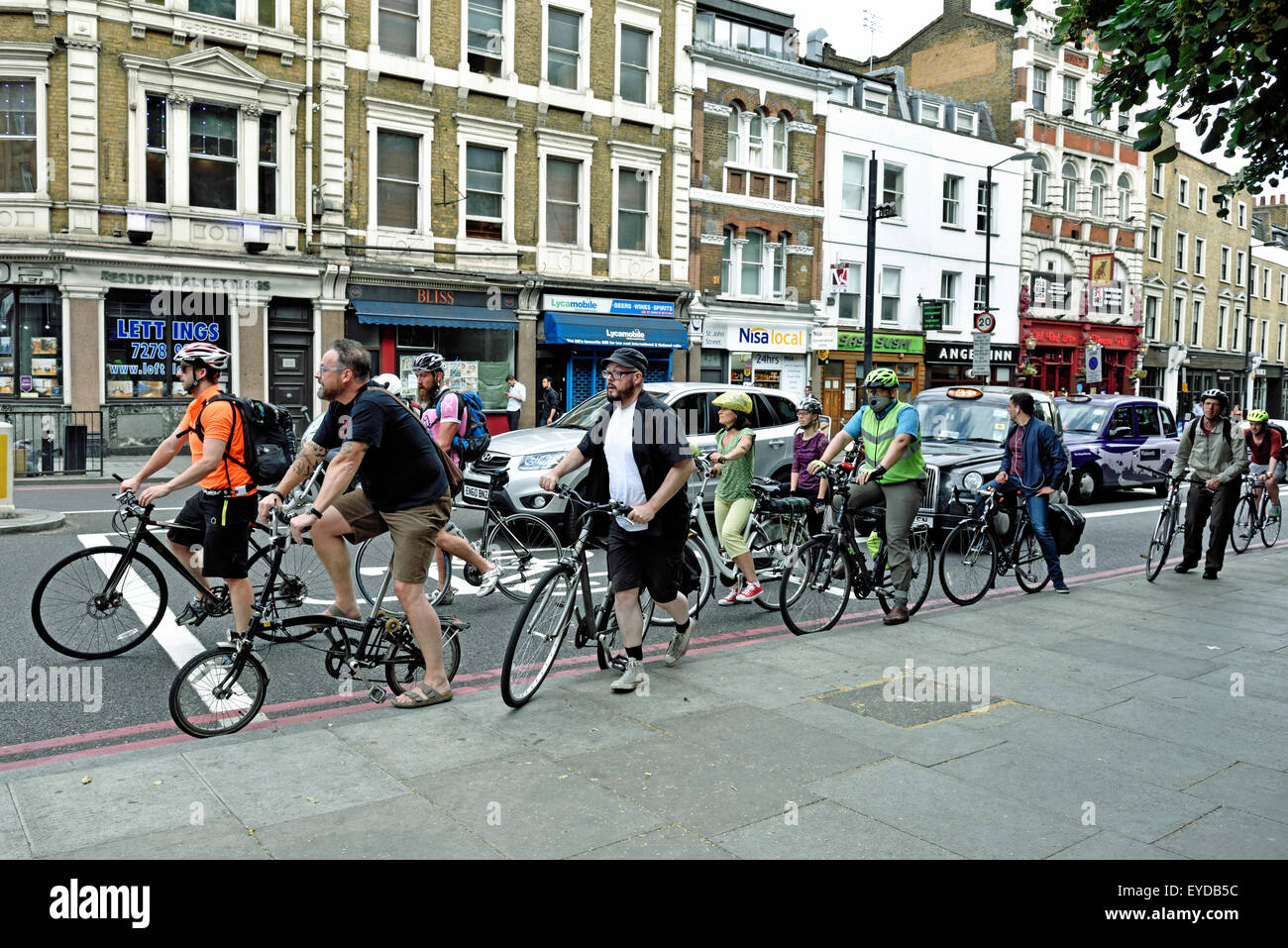 I ciclisti di " commuters " in arresto anticipato lane, Angelo, London Borough di Islington, Inghilterra, Regno Unito Foto Stock