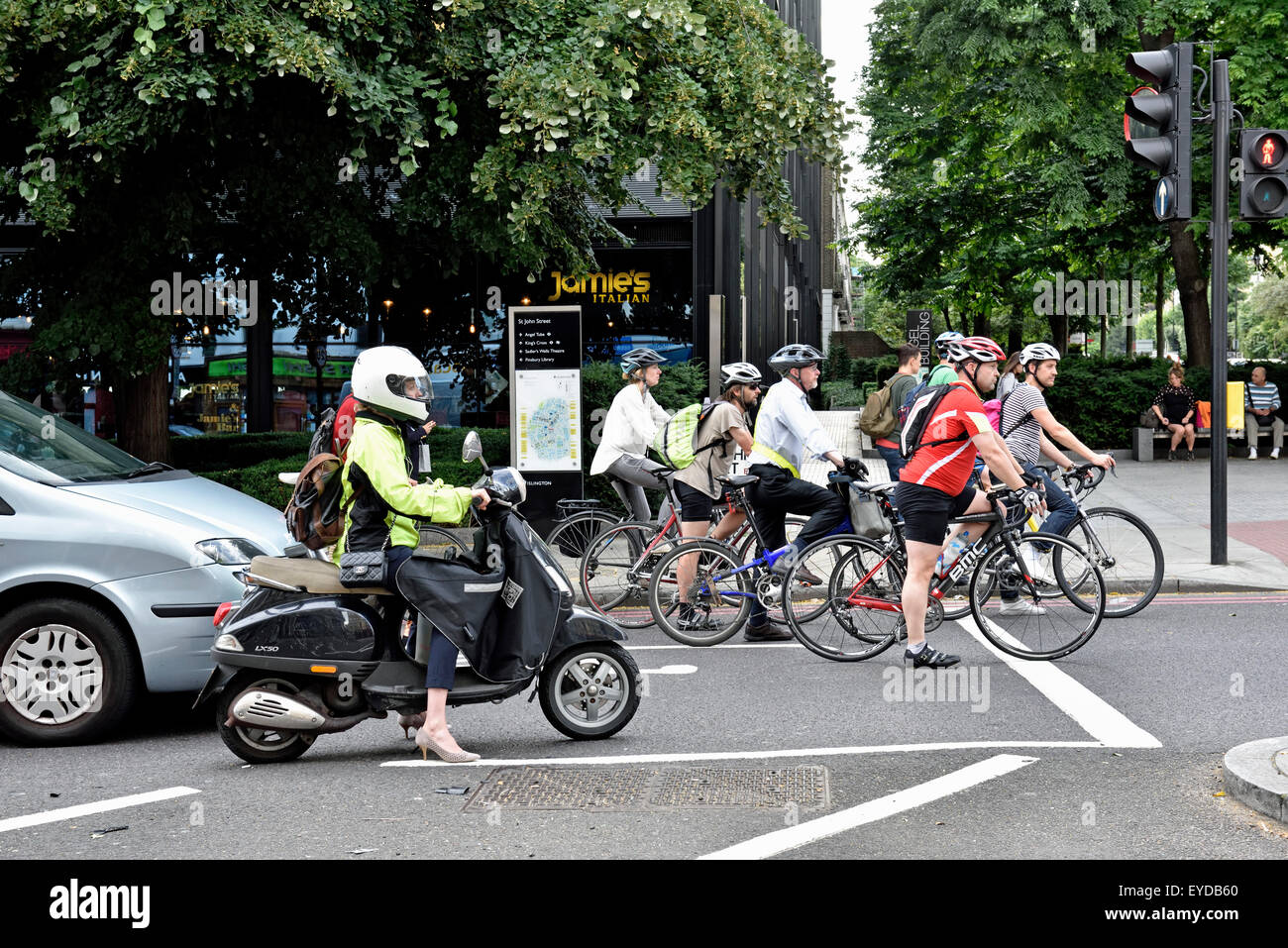 I ciclisti di " commuters " con gli scooter pilota in arresto anticipato lane, Angelo, London Borough di Islington, Inghilterra, Regno Unito Foto Stock