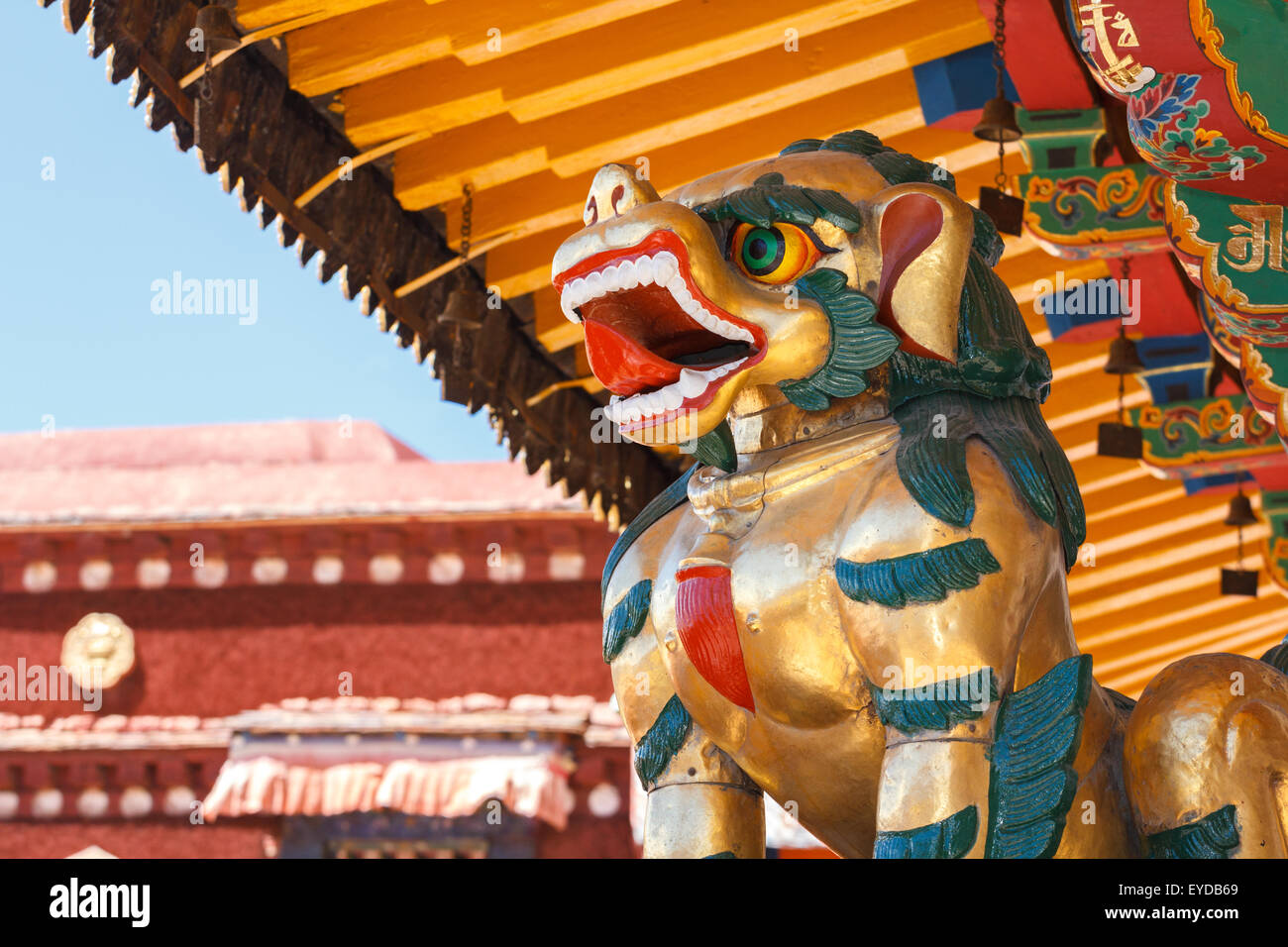 Bronzo tibetano neve leone presso il tempio del Jokhang a Lhasa, in Tibet Foto Stock