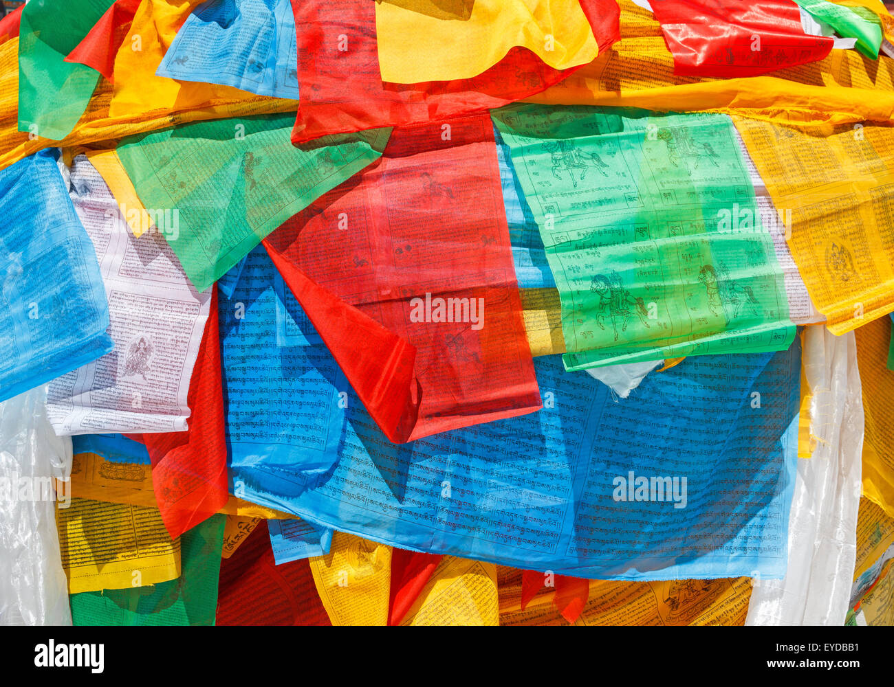 Molte colorate bandiere da preghiera tibetano e sciarpa bianco (Khata) Foto Stock