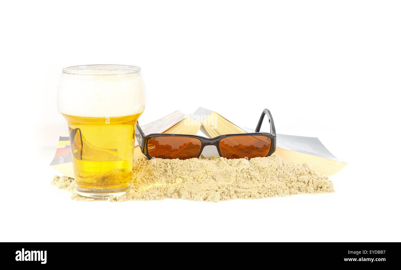 Tempo libero sulla spiaggia con un buon libro e una birra Foto Stock