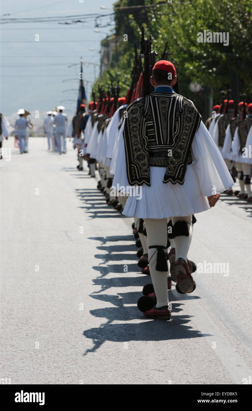 Vista posteriore del Greco guardie presidenziali seguendo la musica marching band in viale Vassilisis Sodias Ave., Syntagma di Atene, in Grecia. Foto Stock