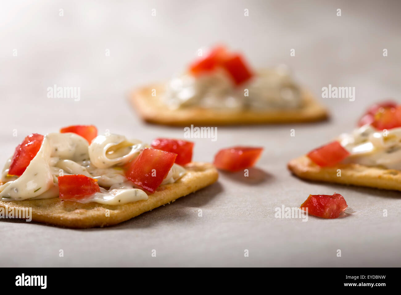 Cracker con crema di formaggio e peperone rosso Foto Stock