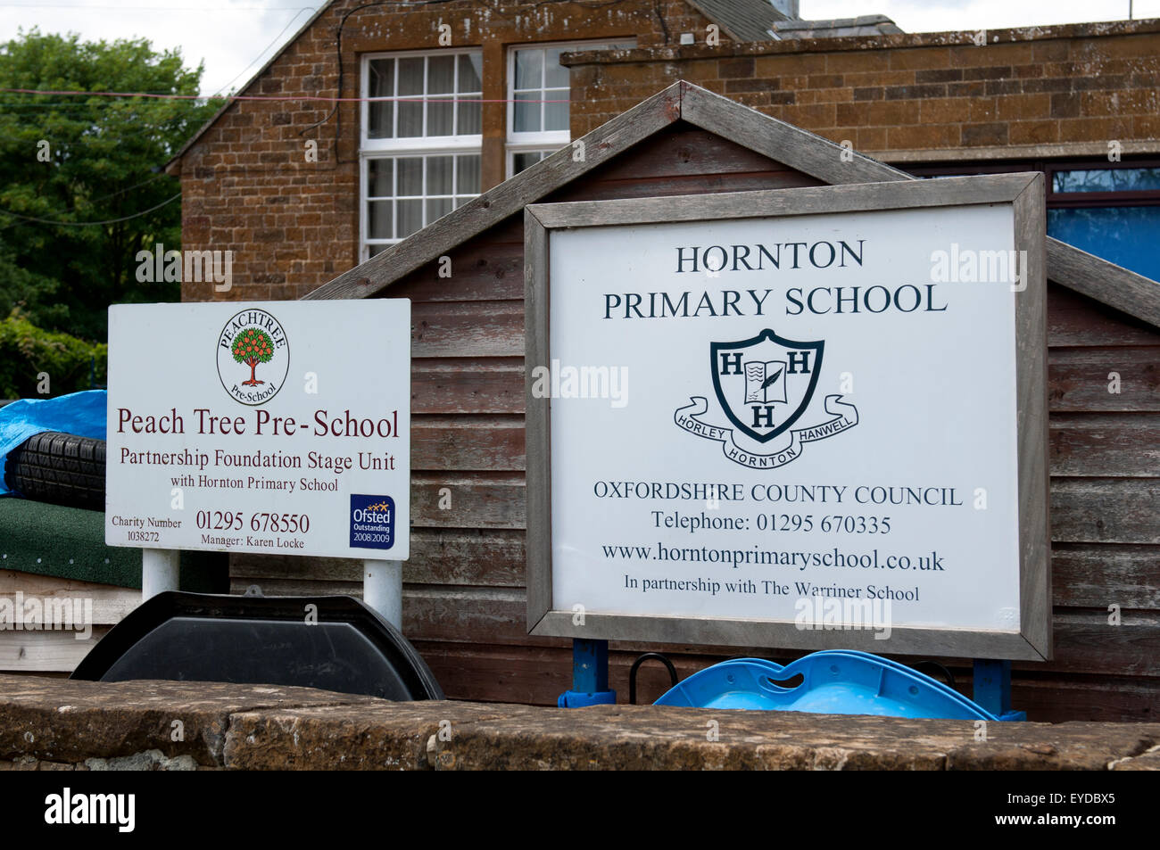Pre-scuola e la scuola primaria di segni, Hornton, Oxfordshire, England, Regno Unito Foto Stock