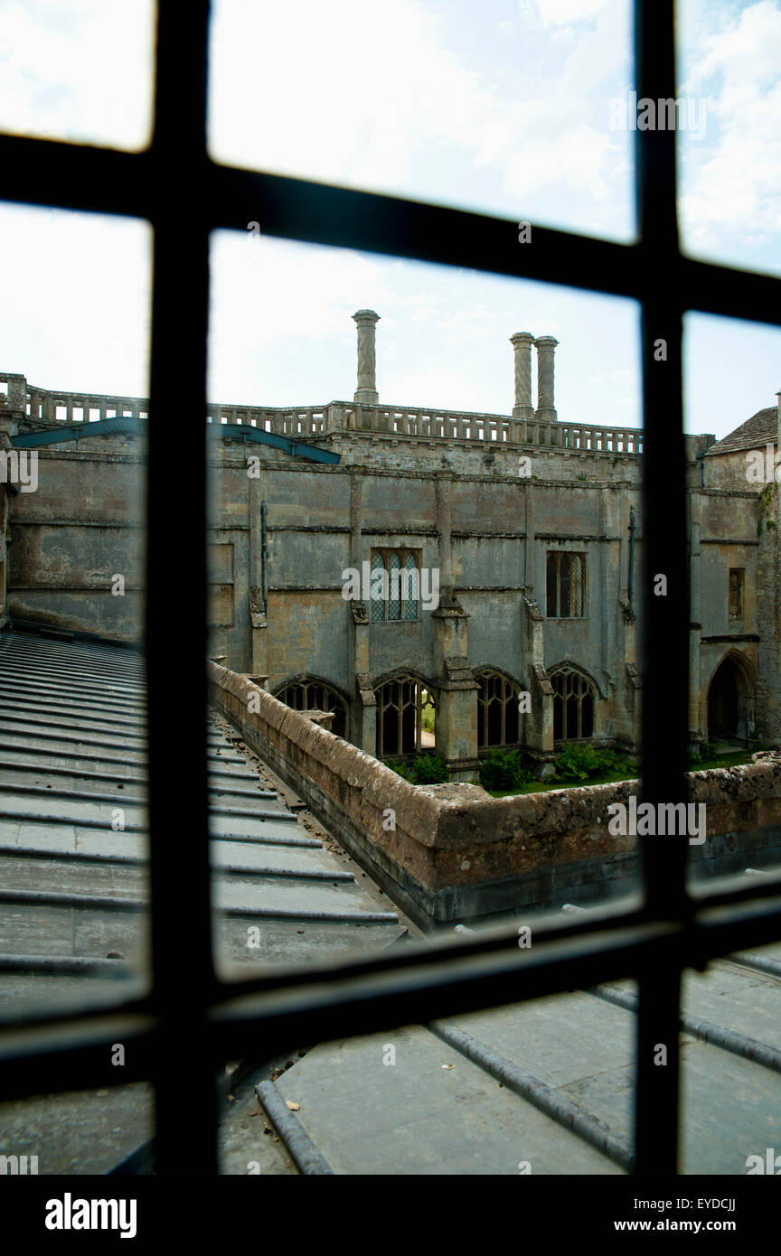 Vista dall'interno della sala di Lacock Abbey, Lacock, Wiltshire, Regno Unito Foto Stock