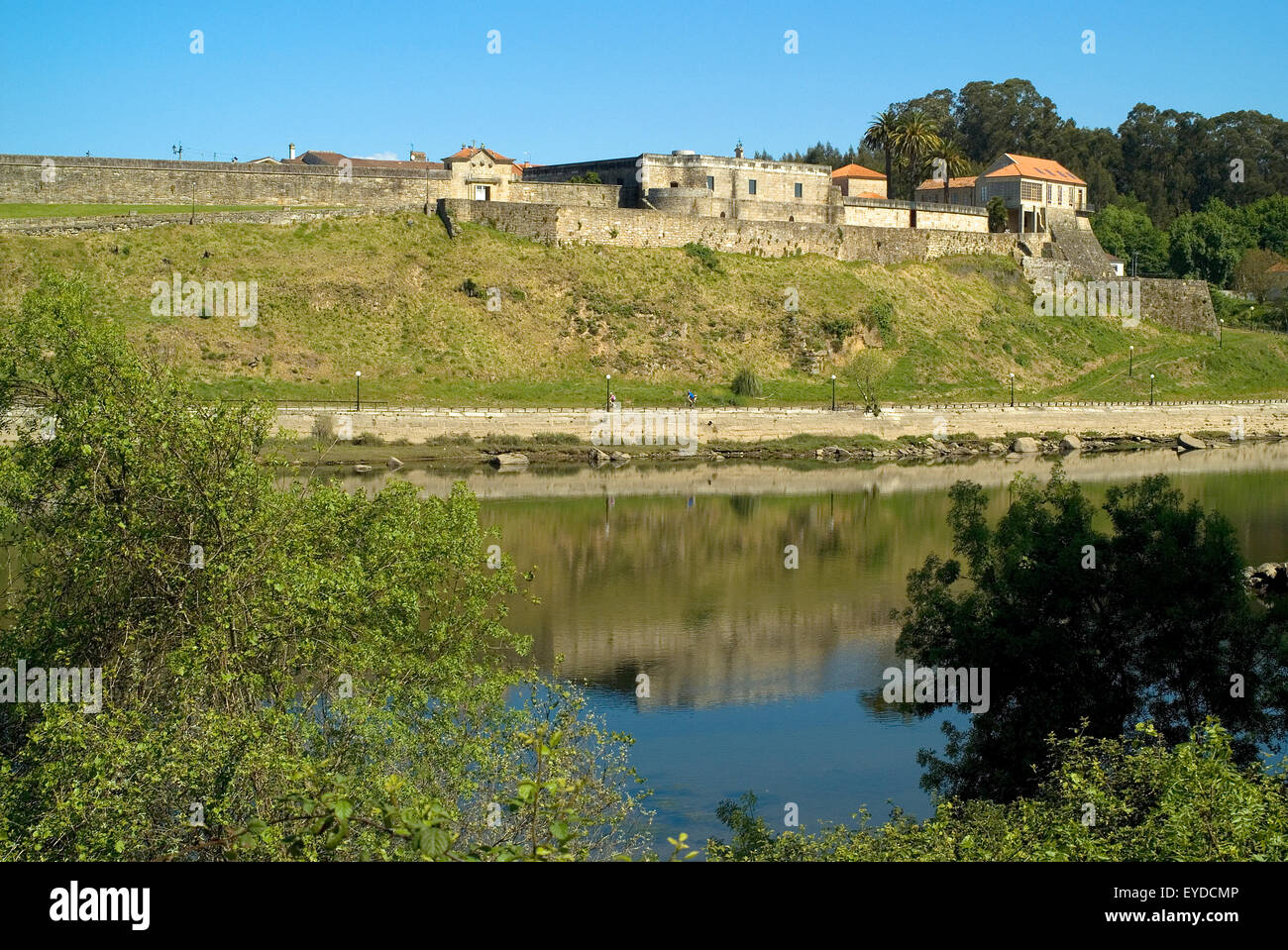 Doña Urraca il castello dal fiume Miño. Salvaterra de Miño, Pontevedra, Spagna Foto Stock