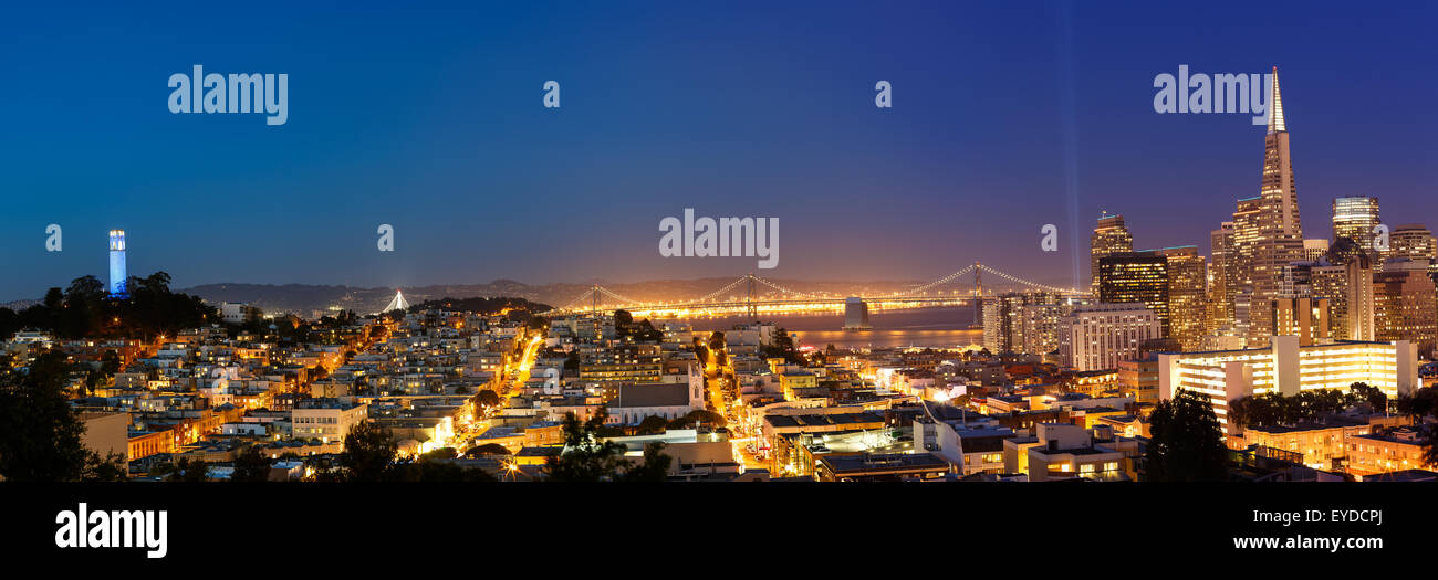 San Francisco cityscape panorama con vista del Coit Tower e il Bay Bridge Foto Stock