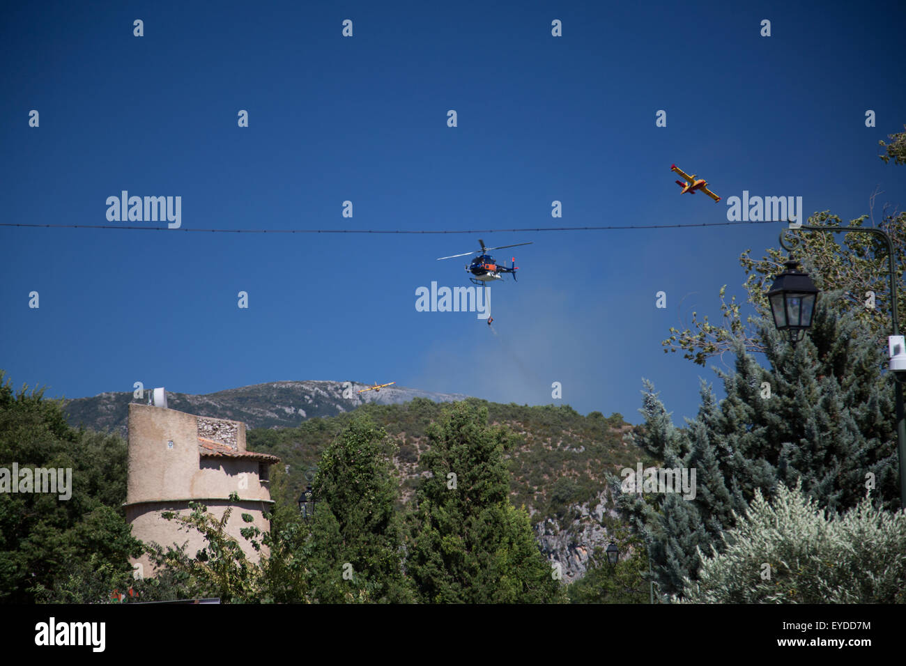 Baudeun, Provenza, Francia. 27 Luglio, 2015. Vigili del fuoco francese guarda come aerei ed elicotteri affrontare un incendio in un bosco su una collina nel Verdon national park, Provenza, sud della Francia, scoppiata dopo una molto secche estive. Credito: a Vista/fotografica Alamy Live News Foto Stock