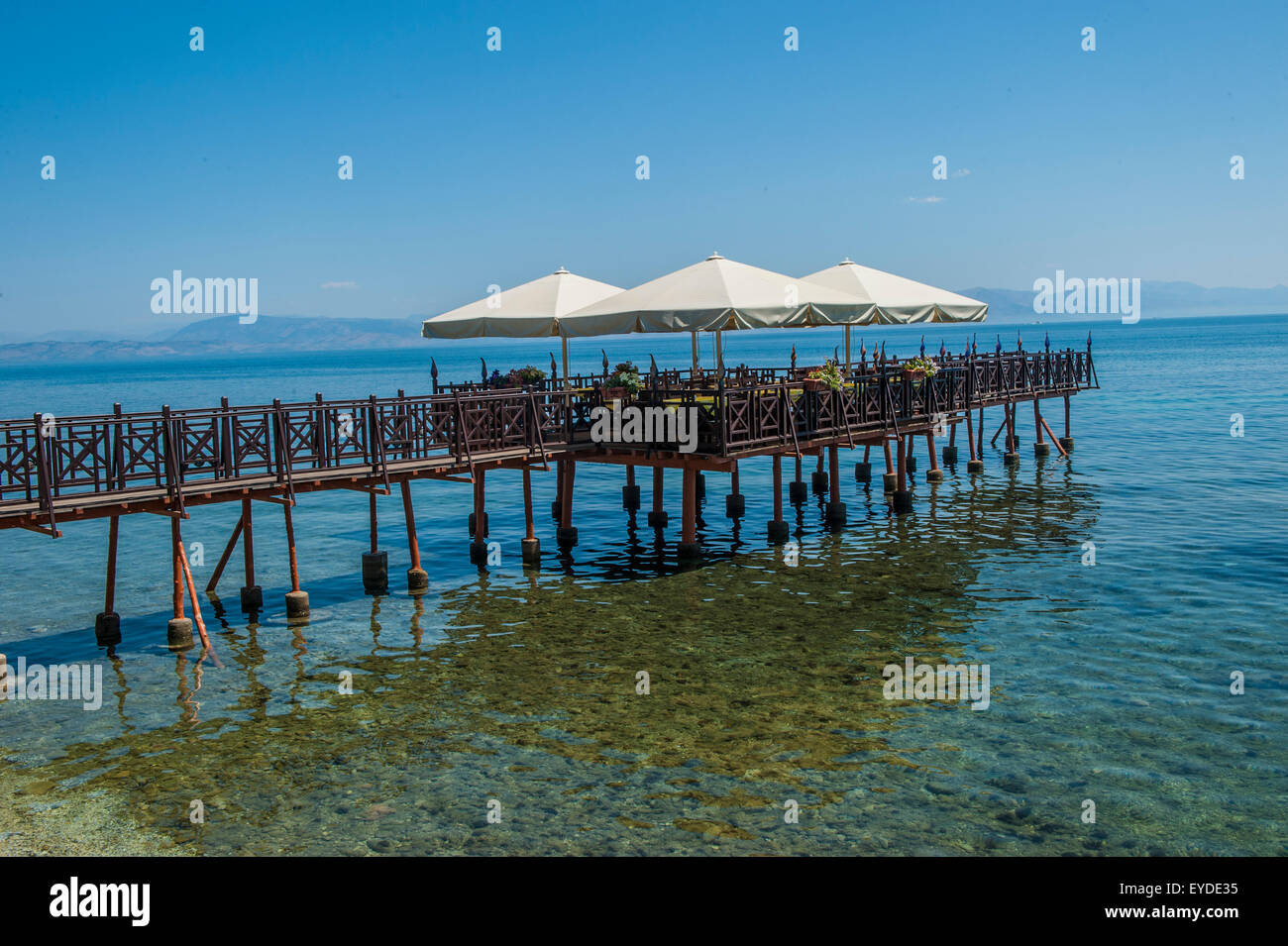 Un ristorante su un molo che si estende fino al mare con splendido stile veneziano luci Foto Stock