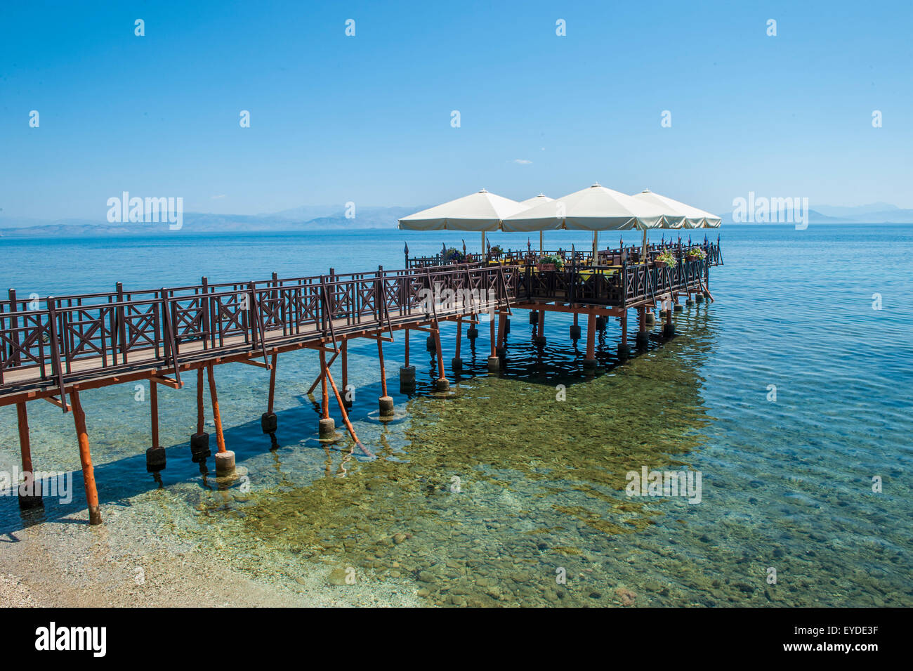 Un ristorante su un molo che si estende fino al mare con splendido stile veneziano luci Foto Stock