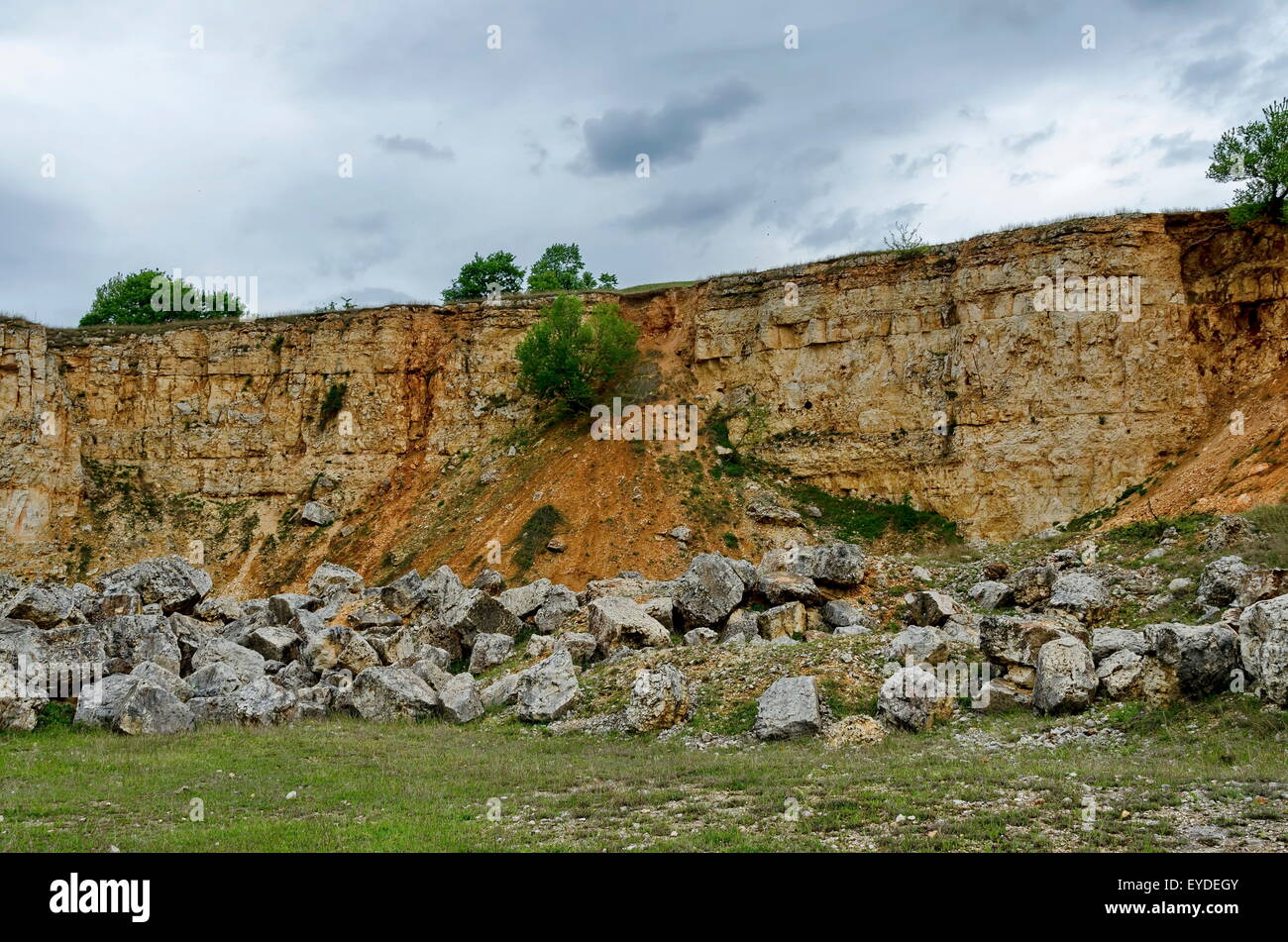 Vista generale verso il costone di roccia sedimentaria nel campo, Ludogorie, Bulgaria Foto Stock