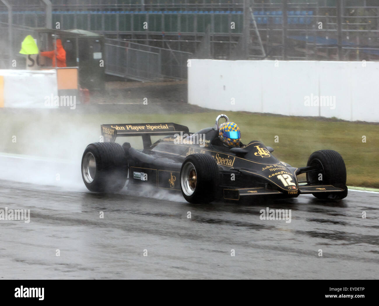 Dan Collins aziona una 1982, Lotus 91, in heavy rain, durante una sessione di qualifica per la FIA Master storico della gara di Formula Uno. Foto Stock