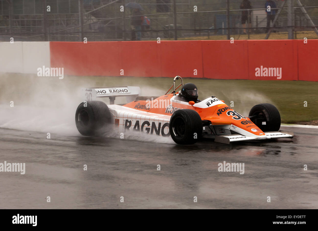 David Abate aziona una 1982, freccia A4, in heavy rain, durante una sessione di qualifica per la FIA Master storico della gara di Formula Uno Foto Stock